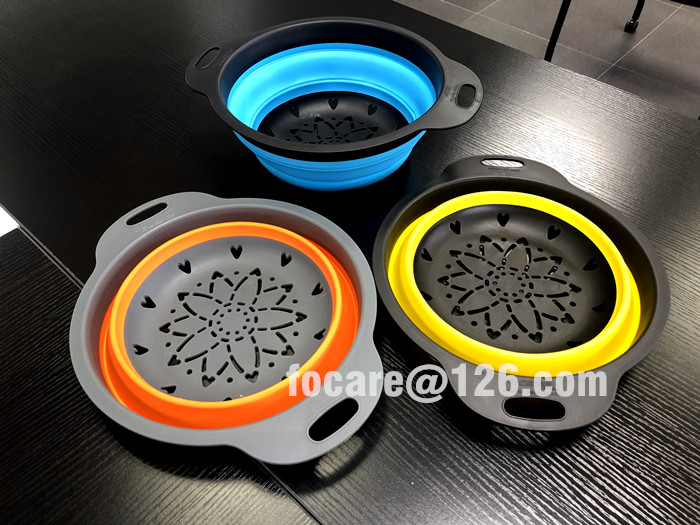 Two color mold for round foldable strainer basket